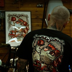 Herren-T-Shirt NUDE THE DUDE Fuel Sucker Club; Motorrad & Boxen & Tattoo