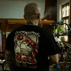 Herren-T-Shirt NUDE THE DUDE Fuel Sucker Club; Motorrad & Boxen & Tattoo